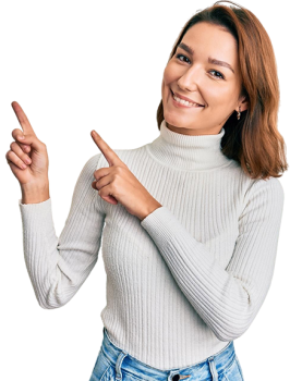 mujer-caucasica-joven-ropa-informal-sonriendo-mirando-camara-apuntando-dos-manos-dedos-lado